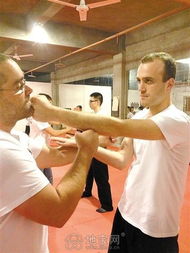 外國男子與詠春拳師傅切磋被一拳打退 當場拜師