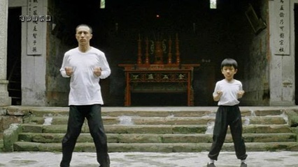 少年李小龍拜師葉問,跟隨師父練習(xí)詠春拳