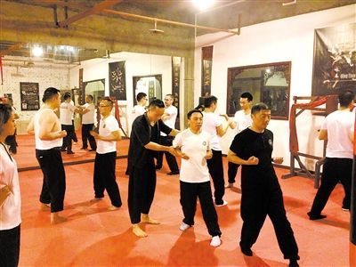 外國男子與詠春拳師傅切磋被一拳打退 當(dāng)場拜師