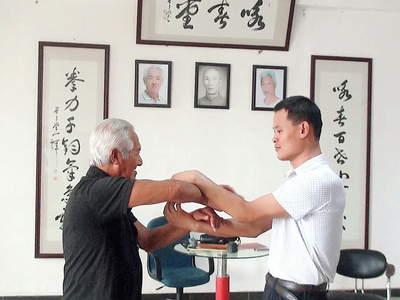 葉問詠春拳黐手是一個概念,盤手是一種功法,東莞梁康撰寫