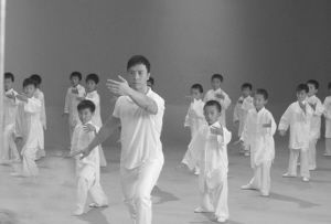 甄子丹拍攝公益廣告 領(lǐng)學(xué)生練詠春拳