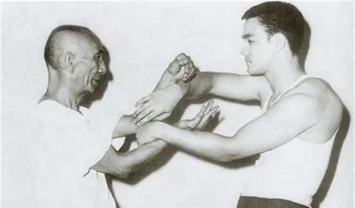 李小龍走路腳跟不著地,葉問(wèn) 此為短命相 33歲時(shí)李小龍離世